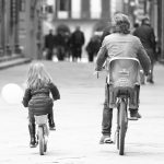 papà e figlia in bici